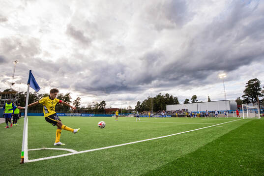 Elfsborgs Besfort Zeneli med en hörna på Torvalla IP
