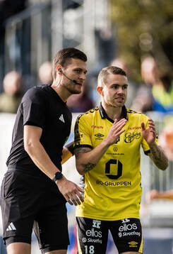 Domare Marcus Holmberg och Elfsborgs Julius Magnusson