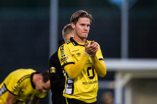 Elfsborgs Taylor Silverholt applåderar publiken