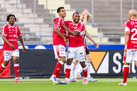 Kalmars Anthony Olusanya och Abdussalam Magashy jublar