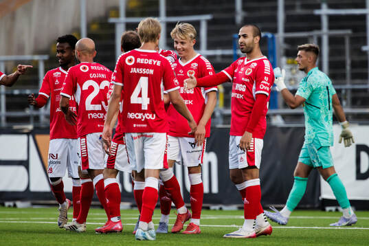 Kalmars Charlie Rosenqvist jublar med lagkamrater