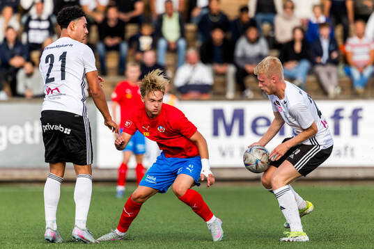 Helsingborgs Melvin Ahlqvist  och Vänersborgs FKs Liam
