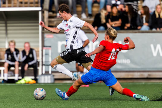 Vänersborgs FKs Noah Nilsson och Helsingborgs Max Svensson
