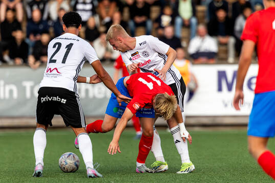 Vänersborgs FKs Liam Röhne  och Helsingborgs Melvin