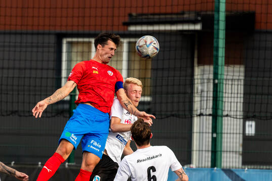Helsingborgs Jon Birkfeldt och Vänersborgs FKs Liam Röhne