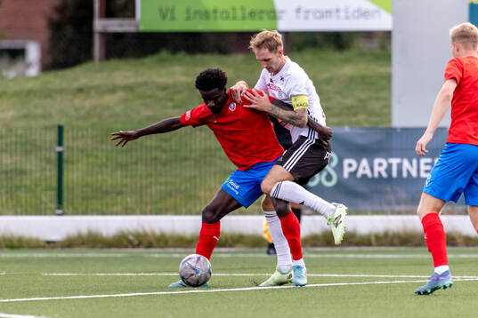 Helsingborgs Samuel Asoma och Vänersborgs FKs Markus