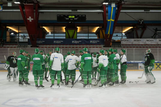 Spelare och tränare samlas