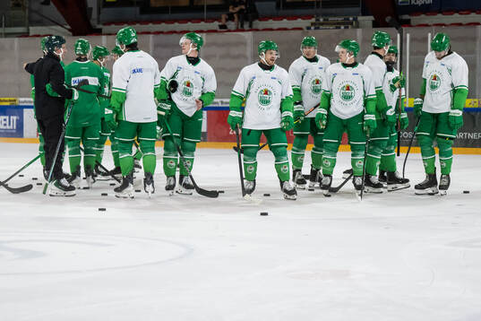Spelare samlas
