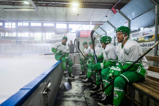 Josh Dickinson med lagkamrater