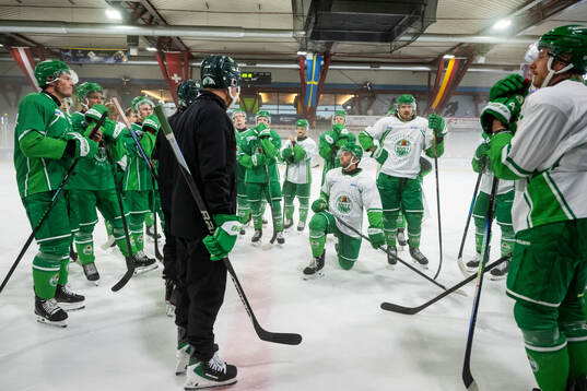 Josh Dickinson och Dennis Everberg med lagkamrater