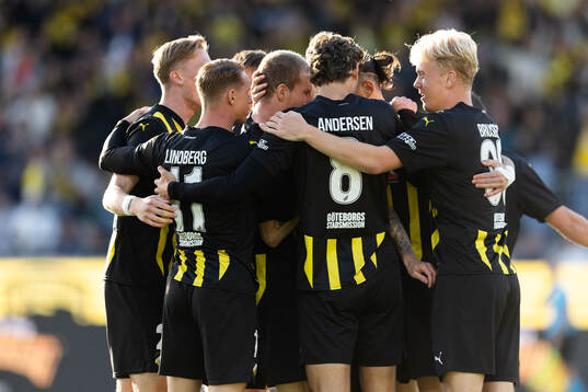 Simon Gustafson of Häcken celebrates with team mates