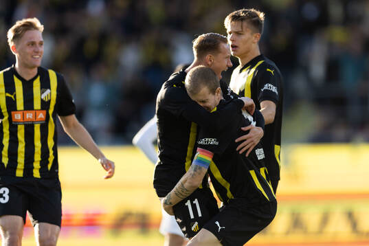 Simon Gustafson of Häcken celebrates with Julius Lindberg