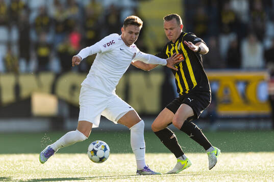 Louis Munteanu of CFR Cluj and Marius Lode of Häcken