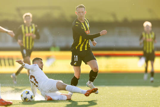 Meriton Korenica of CFR Cluj and Julius Lindberg of Häcken