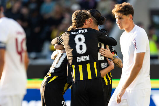 Simon Gustafson of Häcken celebrates with teammates