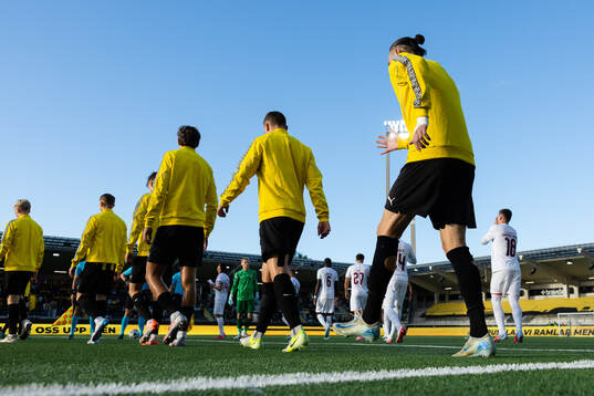 Players of Häcken and of CFR Cluj