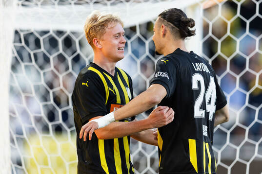 Isak Brusberg of Häcken celebrates with Amor Layouni