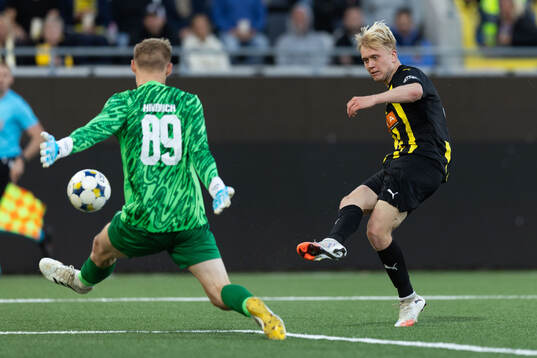 Isak Brusberg of Häcken scores 5-1 behind goalkeeper Otto