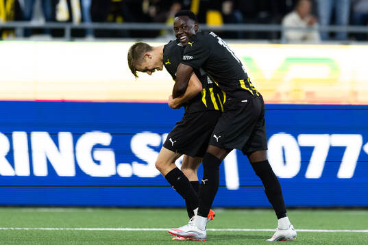 John Paul Dembe of Häcken celebrates with Adrian Svanbäck