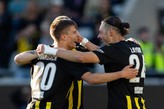Simon Gustafson of Häcken celebrates scoring 4-0 with team