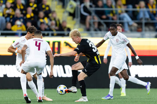 Isak Brusberg of Häcken and Leo Bolgado of CFR Cluj