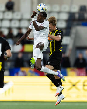 Beni Nkololo of CFR Cluj and Sigge Jansson of Häcken