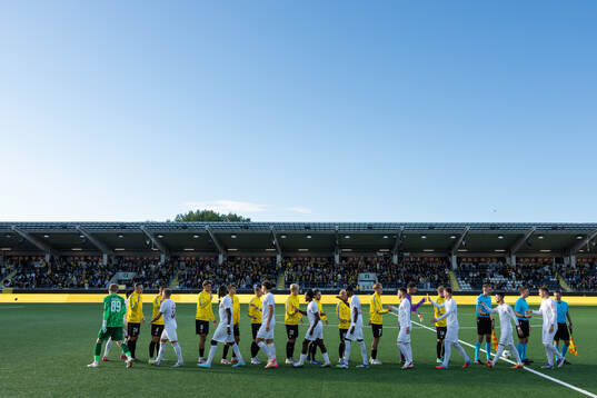 Players of Häcken and of CFR Cluj
