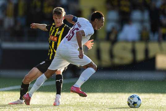 Adrian Svanbäck of Häcken and Camora of CFR Cluj