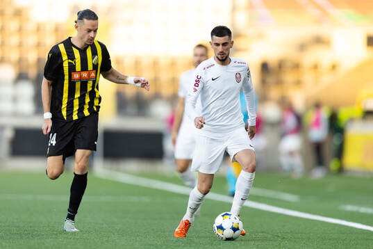 Amor Layouni of Häcken and Meriton Koranic of CFR Cluj