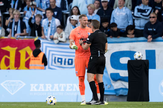 Robin Olsen of Malmö FF and referee Tobias Stieler