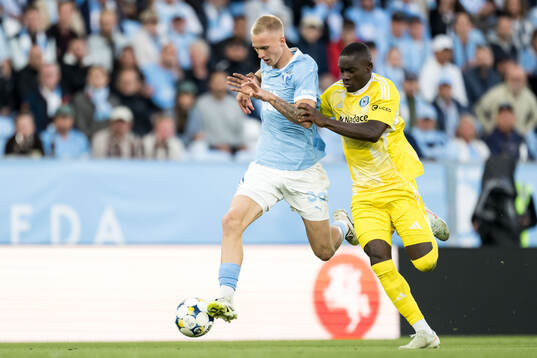 Daniel Gudjohnsen of Malmö FF and Abdoulaye Sylla of SK