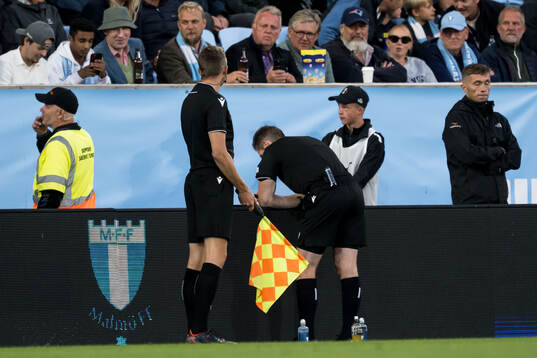 Referee Tobias Stieler at a VAR-check