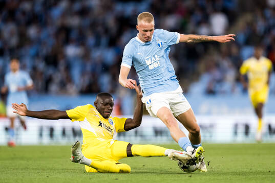 Abdoulaye Sylla of SK Sigma Olomouc and Daniel Gudjohnsen
