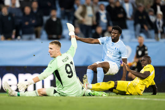 Emmanuel Ekong of Malmö FF against goalkeeper Jan Koutny