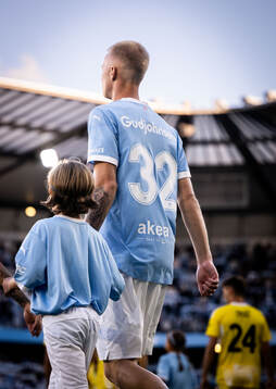 Daniel Gudjohnsen of Malmö FF enter the pitch