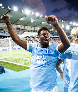 Emmanuel Ekong of Malmö FF celebrates