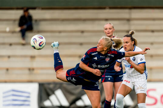 Rosengårds Molly Johansson och Växjö DFFs Larkin Russel