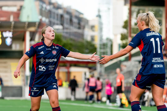 Rosengårds Hanna Andersson och Molly Johansson jublar