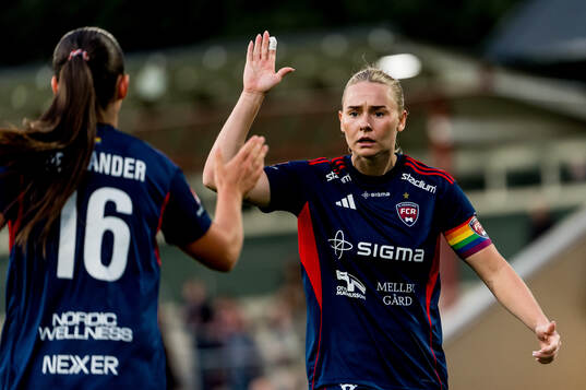 Rosengårds Emilia Pelgander och Emma Jansson jublar