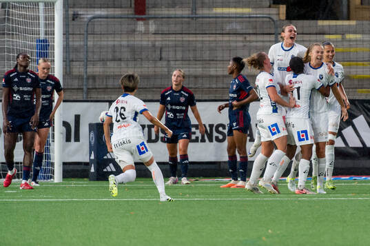 Växjö DFFs Elin Nilsson jublar 1-1