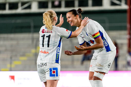Växjö DFFs Sophia Redenstrand och Nellie Karlsson jublar