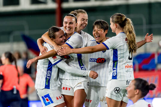 Växjö DFFs spelare jublar