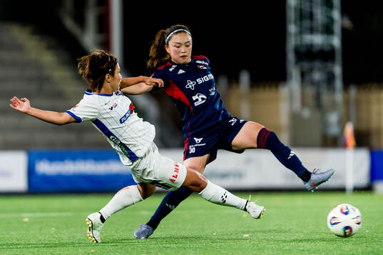 Växjö DFFs Miho Kamogawa och Rosengårds Aemu Oyama