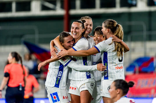 Växjö DFFs spelare jublar