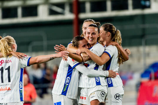 Växjö DFFs spelare jublar