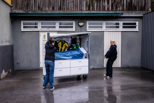 En vagn med Hammarbys souvenirer dras fram