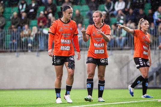 Kristianstads Amy Sayer och Alexandra Johannsdottir deppar
