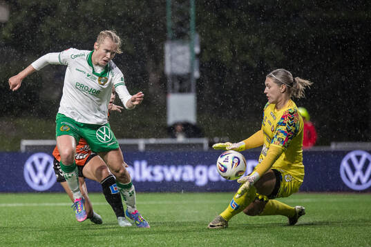 Hammarbys Julie Blakstad och Kristianstads målvakt Moa