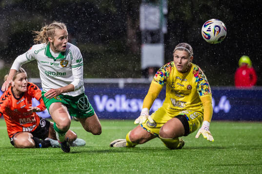 Hammarbys Julie Blakstad och Kristianstads målvakt Moa