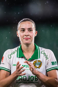 Hammarbys Vilma Emilia Koivisto applåderar publiken